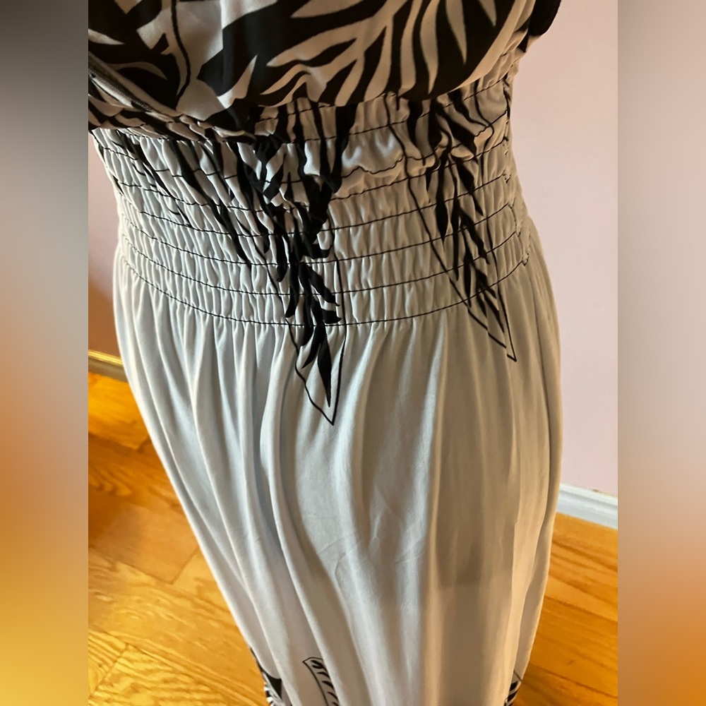BNWT Beautiful Flowy B&W Maxi Dress size L - Picture 10 of 15